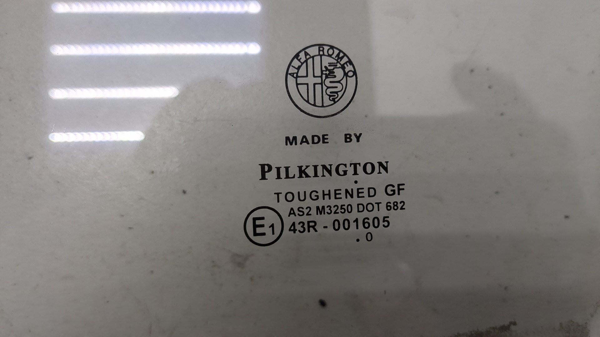 Стекло двери передней левой