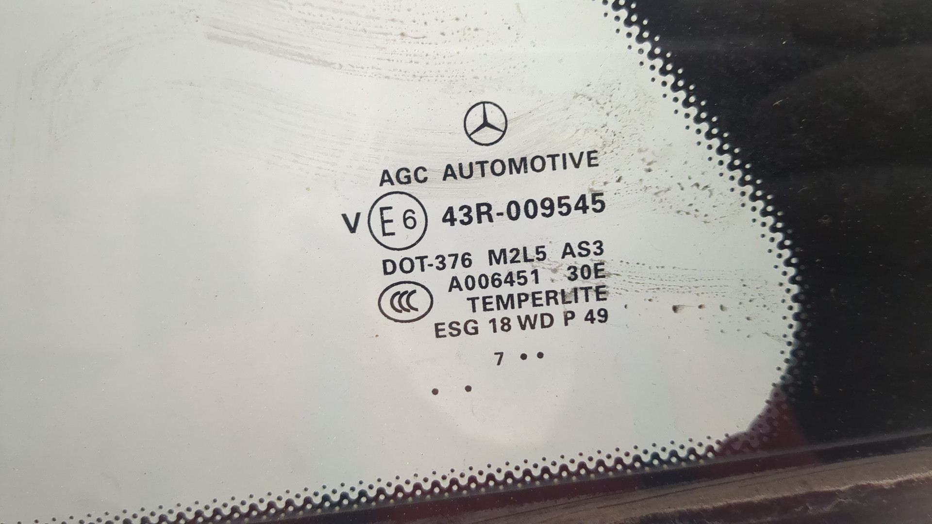 Стекло двери задней левой (форточка)