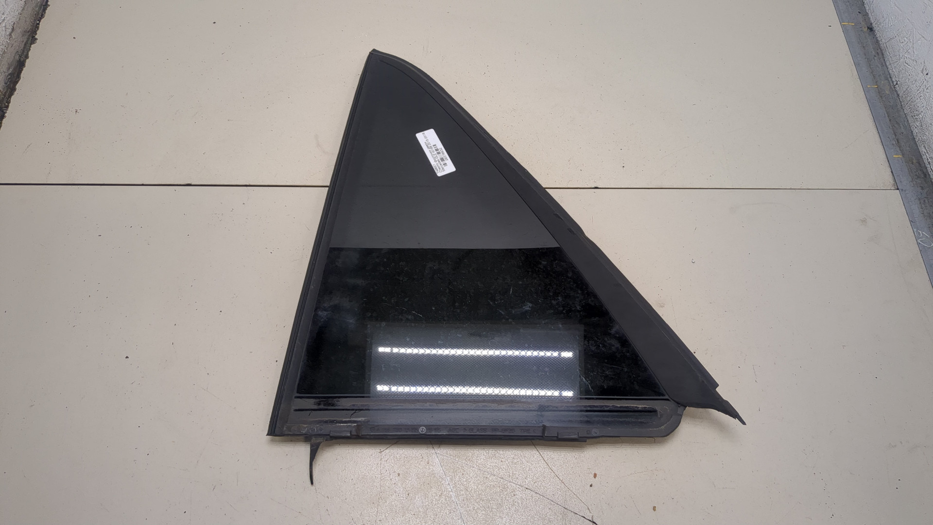 Стекло двери задней левой (форточка)