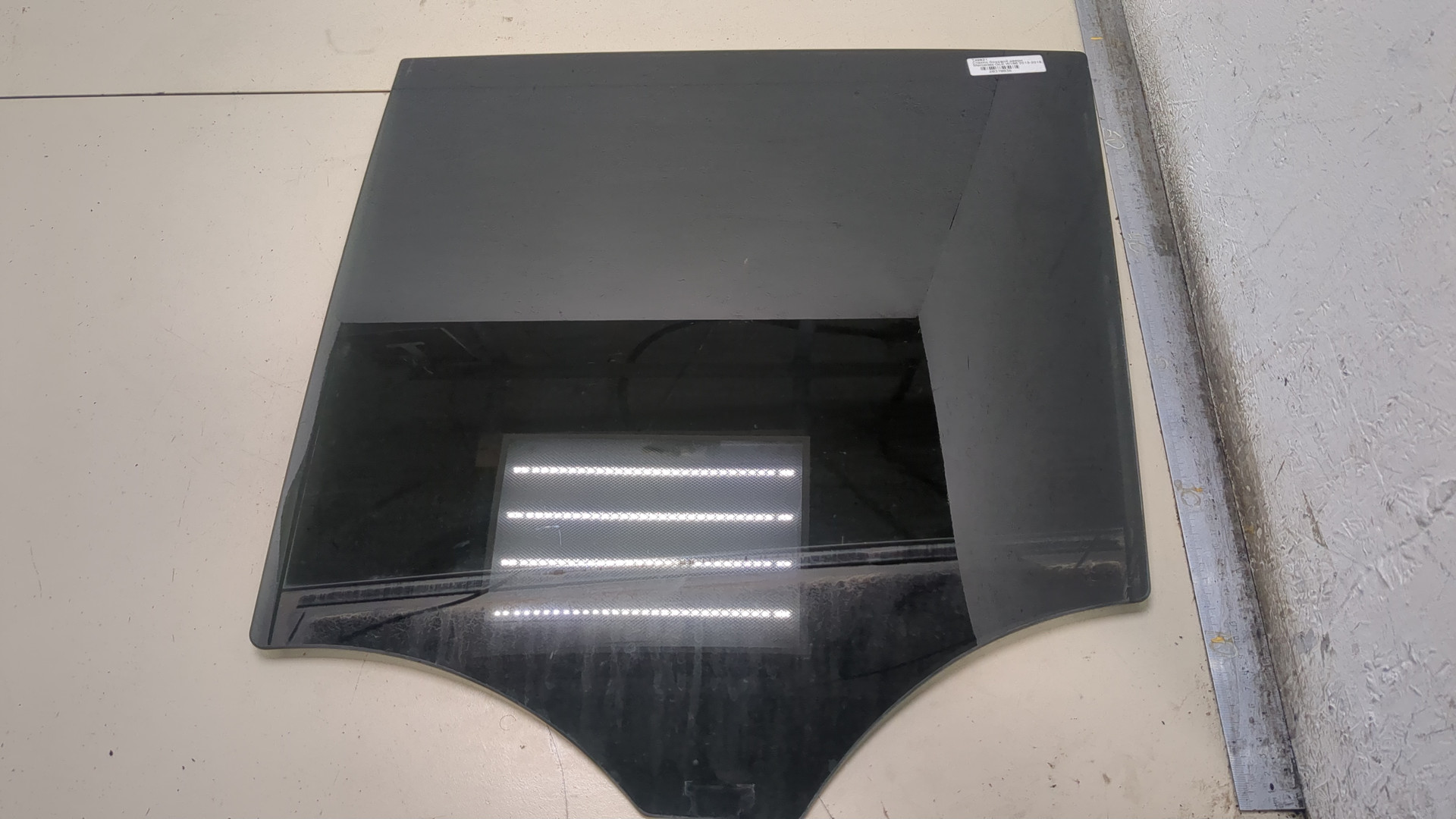 Стекло двери задней левой