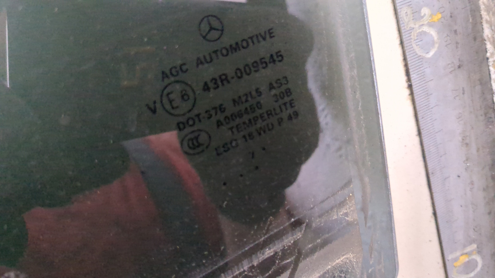 Стекло двери задней левой