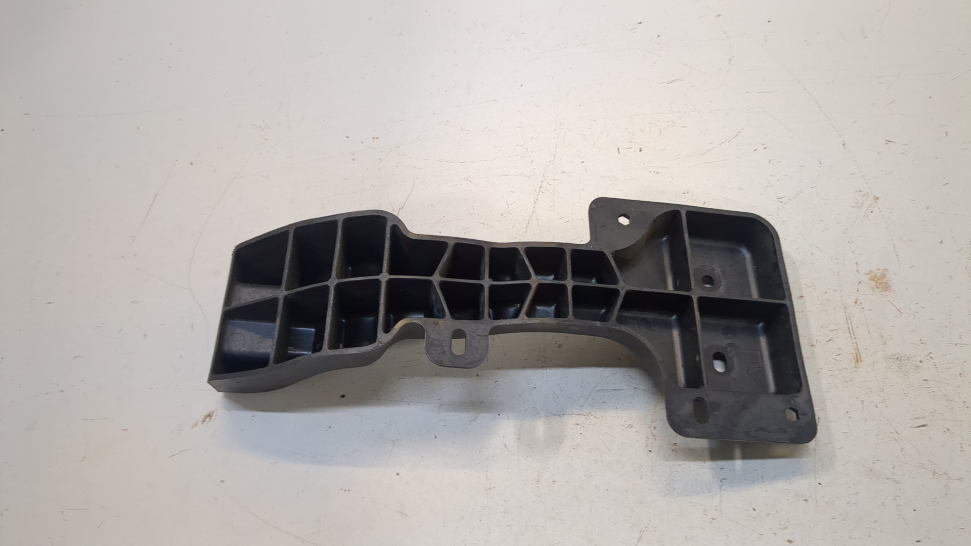 Кронштейн заднего бампера