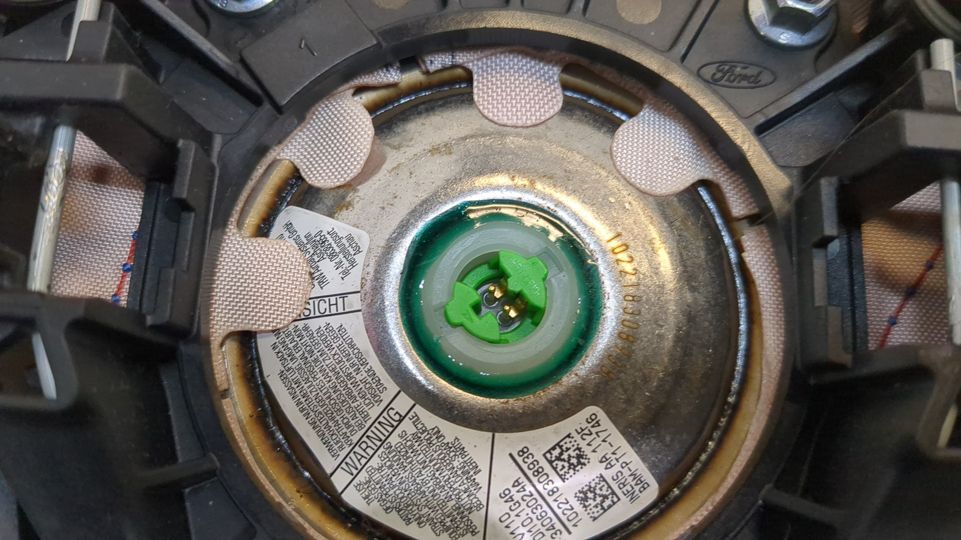 Подушка безопасности в рулевое колесо