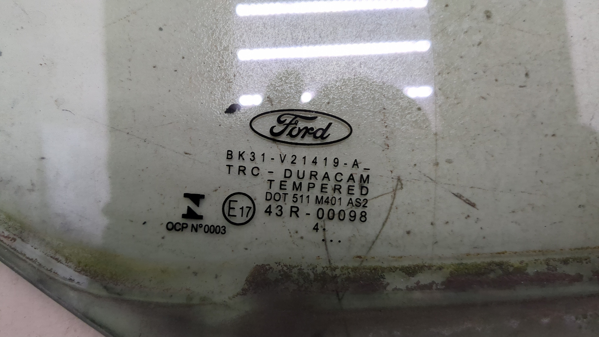 Стекло двери передней левой (форточка)