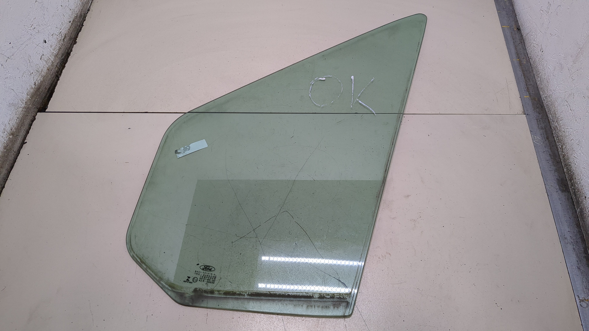 Стекло двери передней левой (форточка)