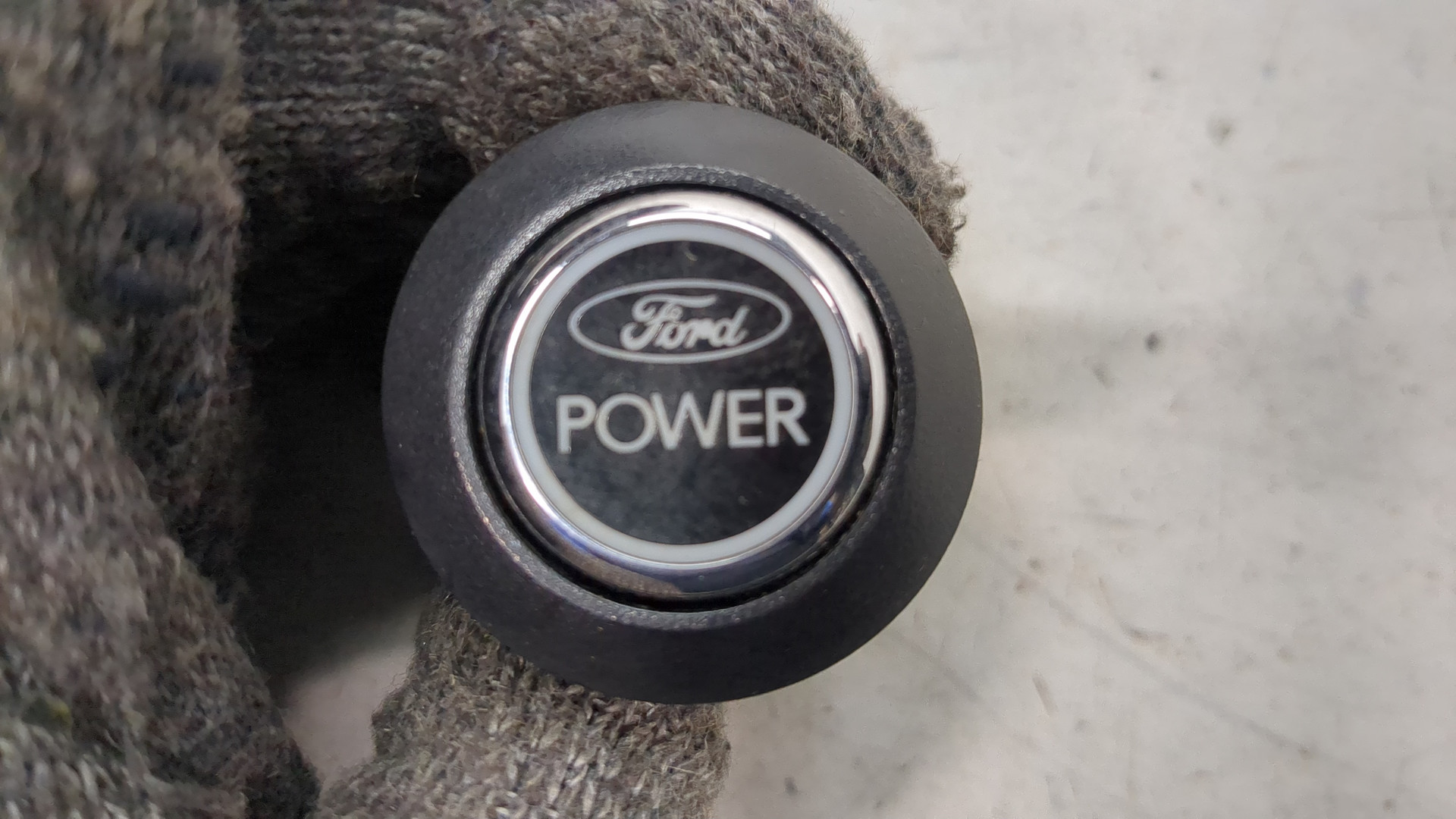 Кнопка запуска двигателя