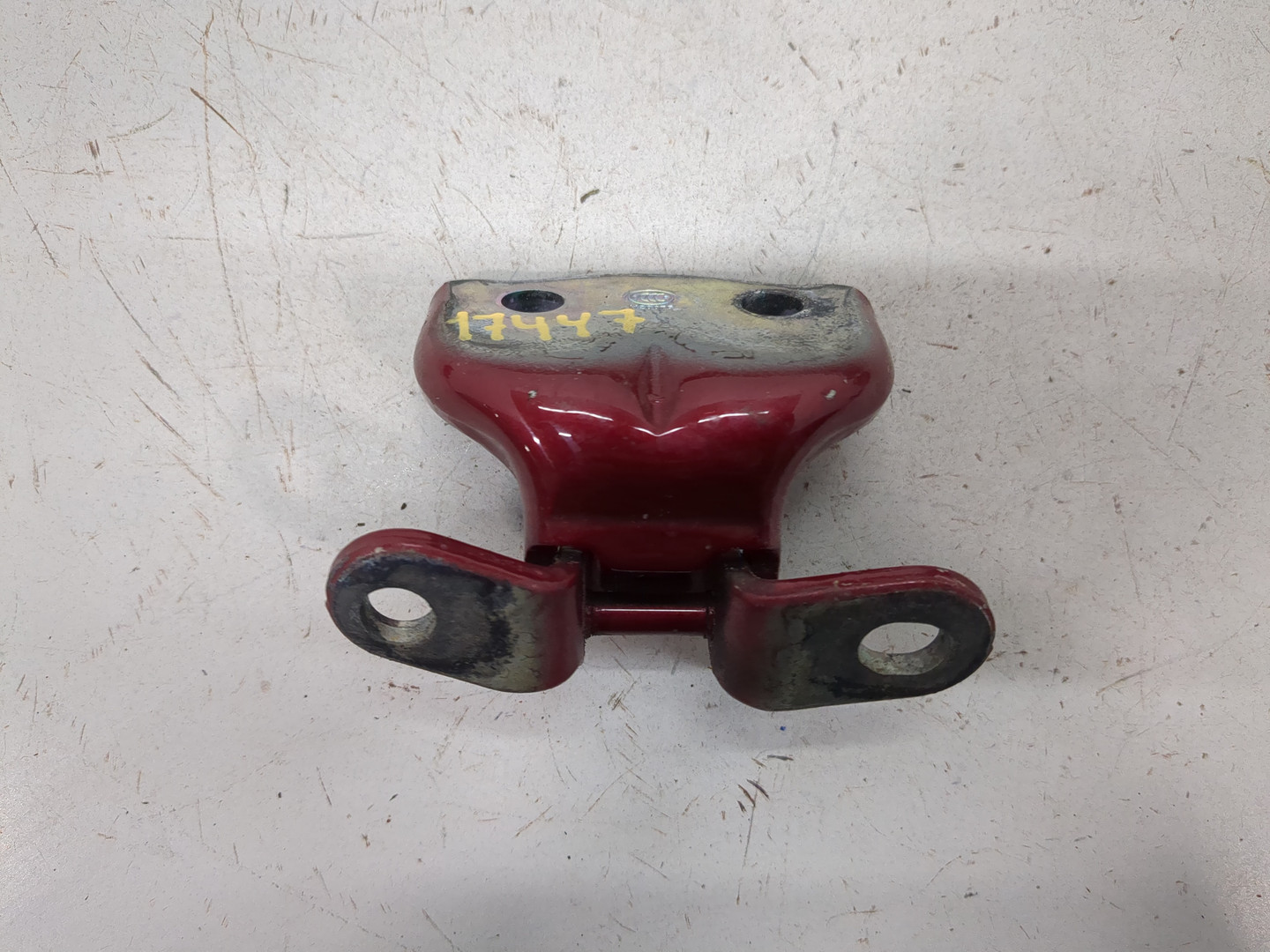 Петля двери