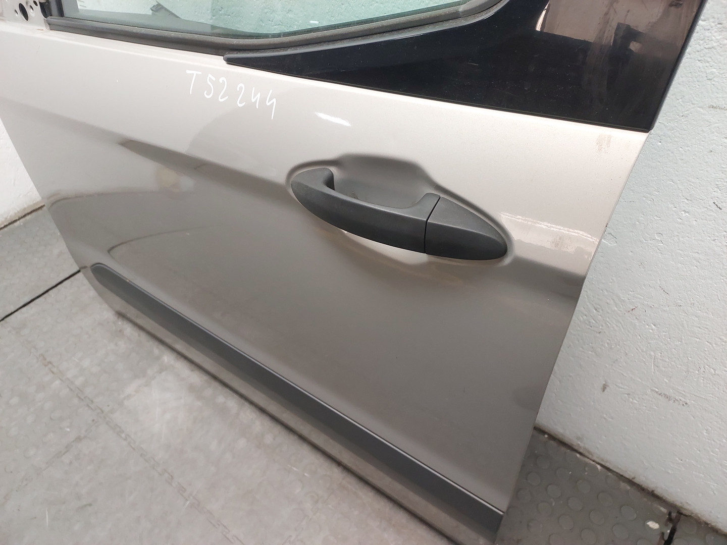 Дверь передняя левая