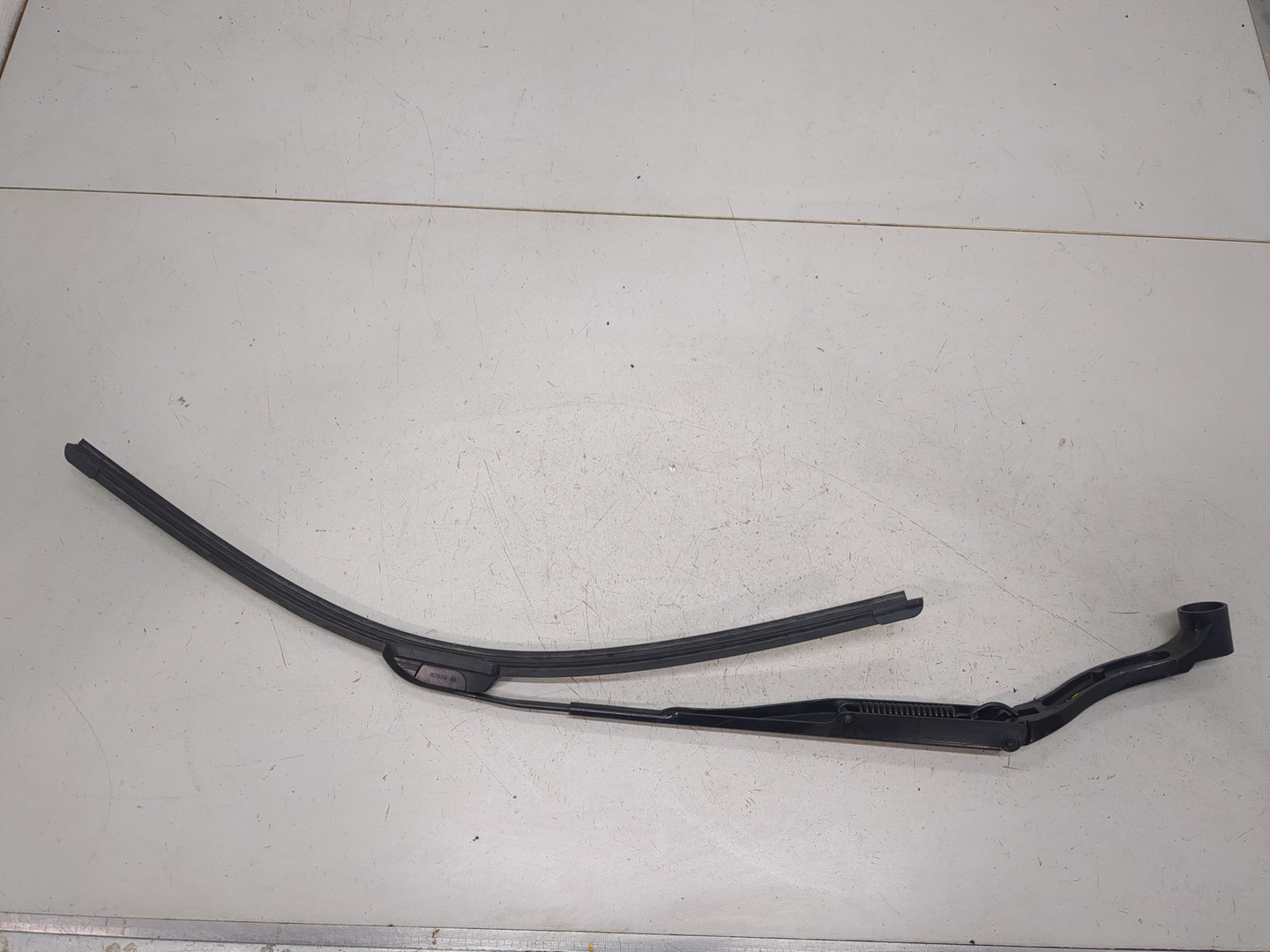 Поводок стеклоочистителя передний левый
