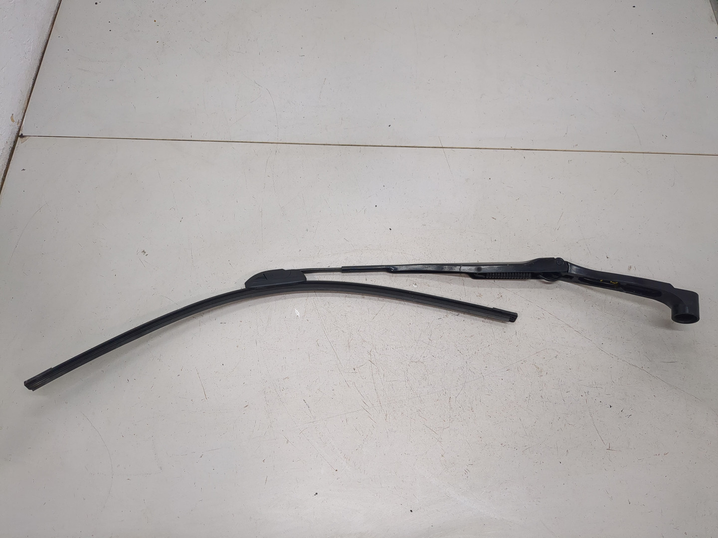 Поводок стеклоочистителя передний левый