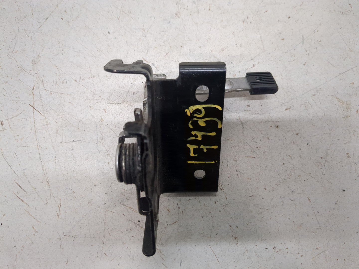 Ручка открывания капота