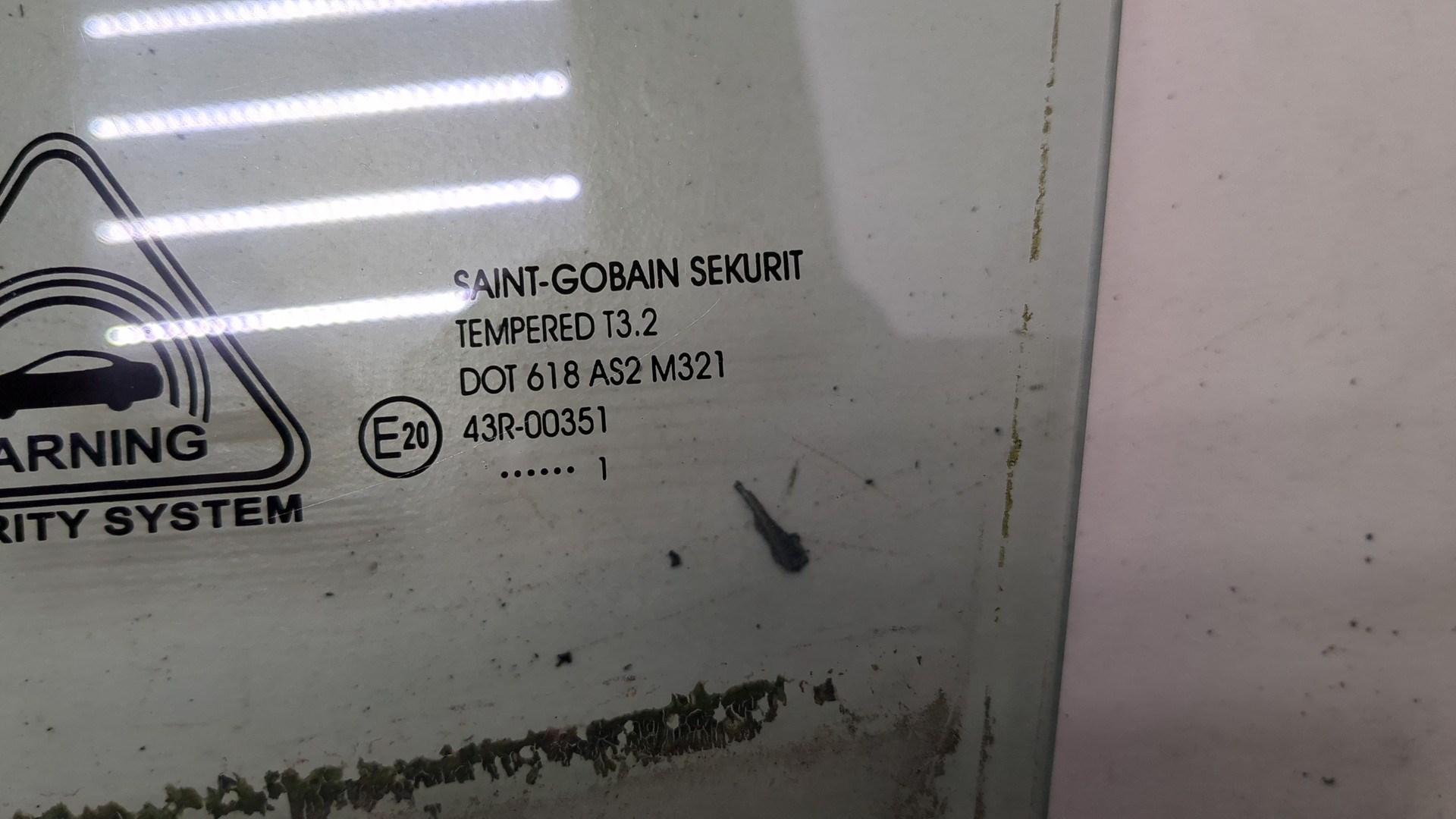 Стекло двери передней левой