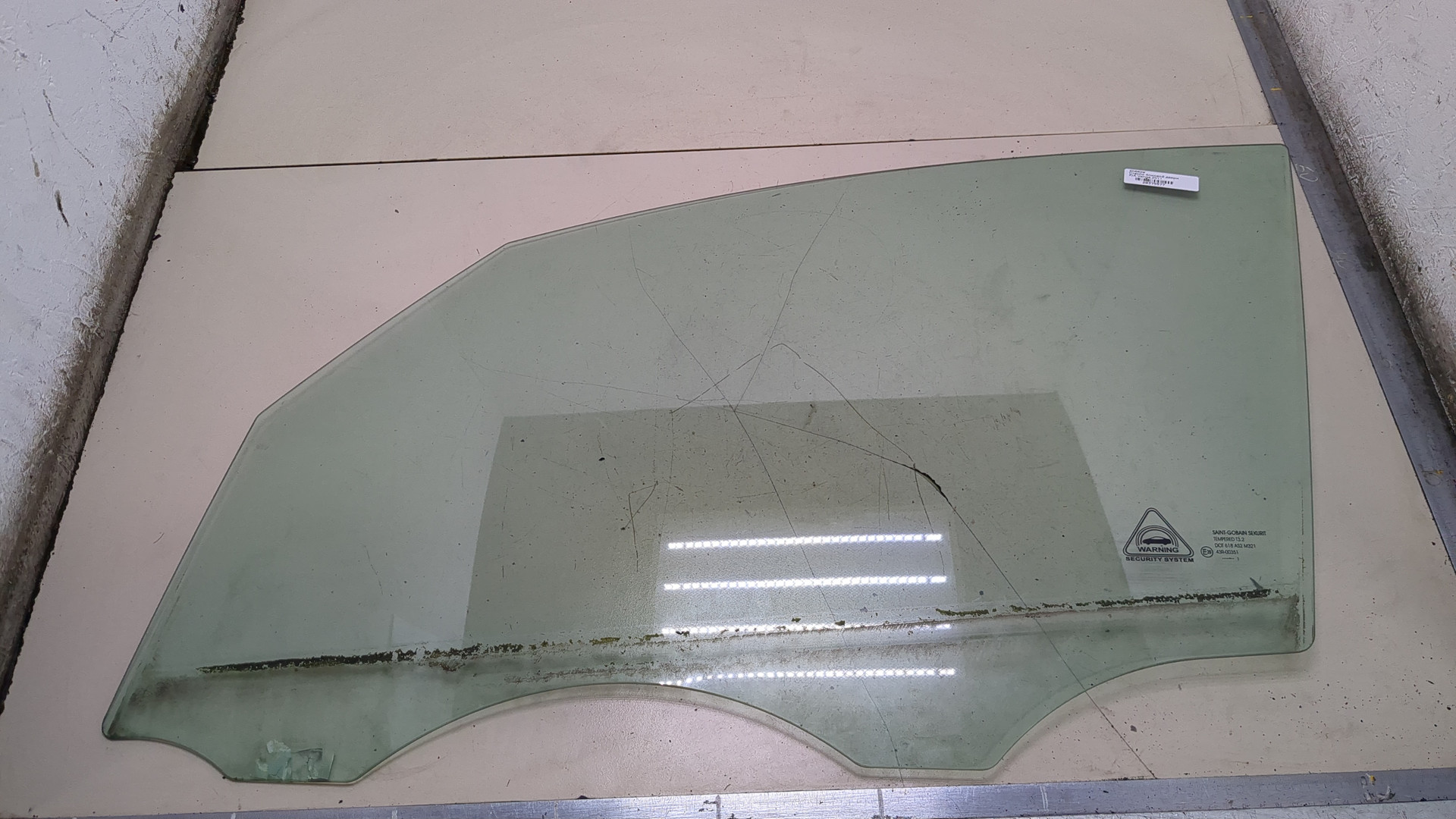 Стекло двери передней левой