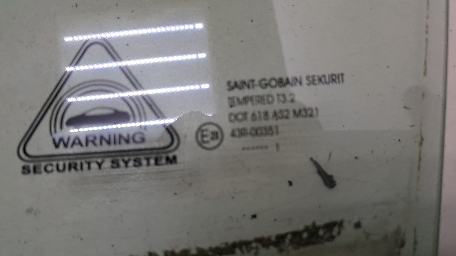 Стекло двери передней левой