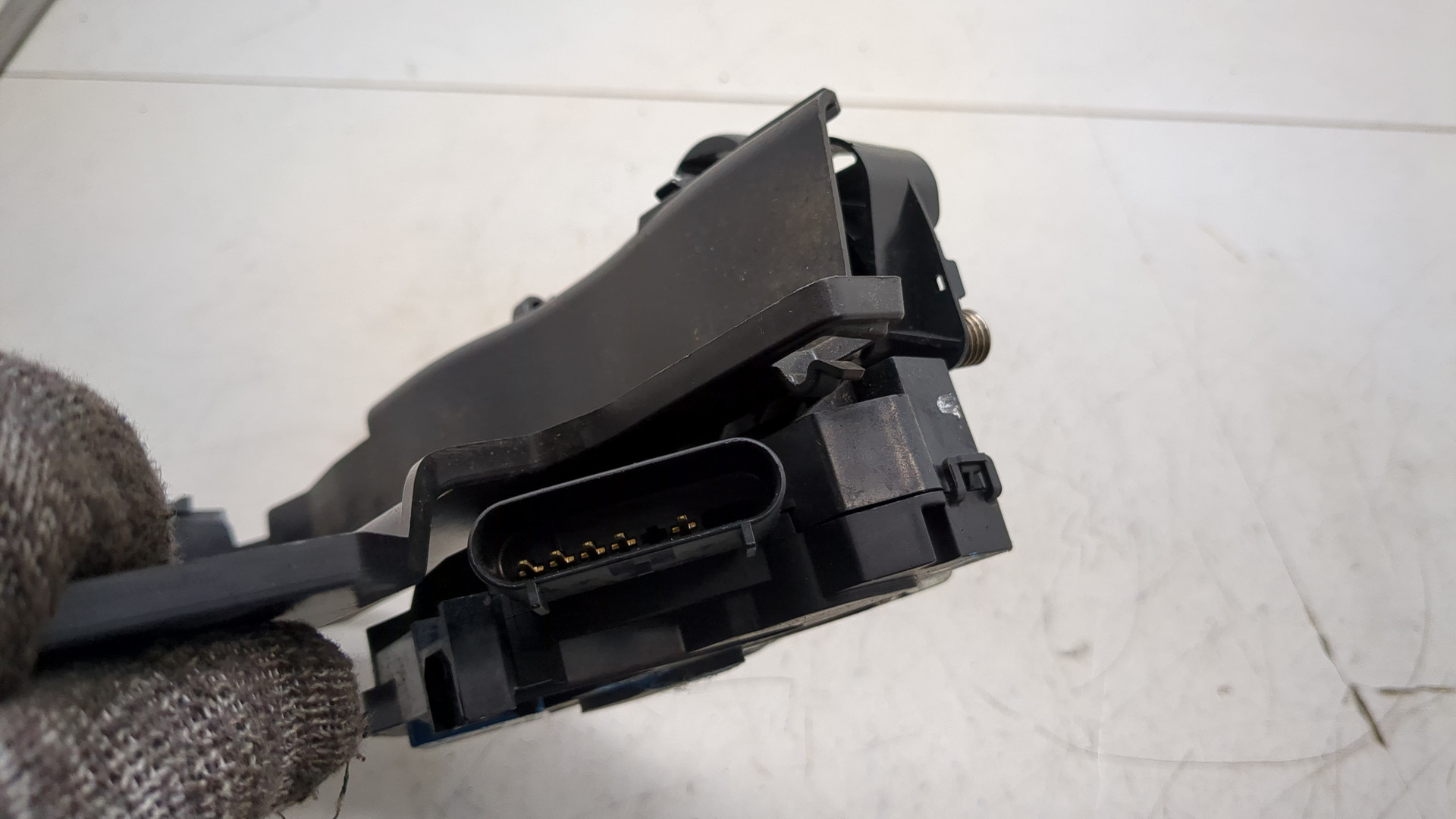 Замок двери передней левой