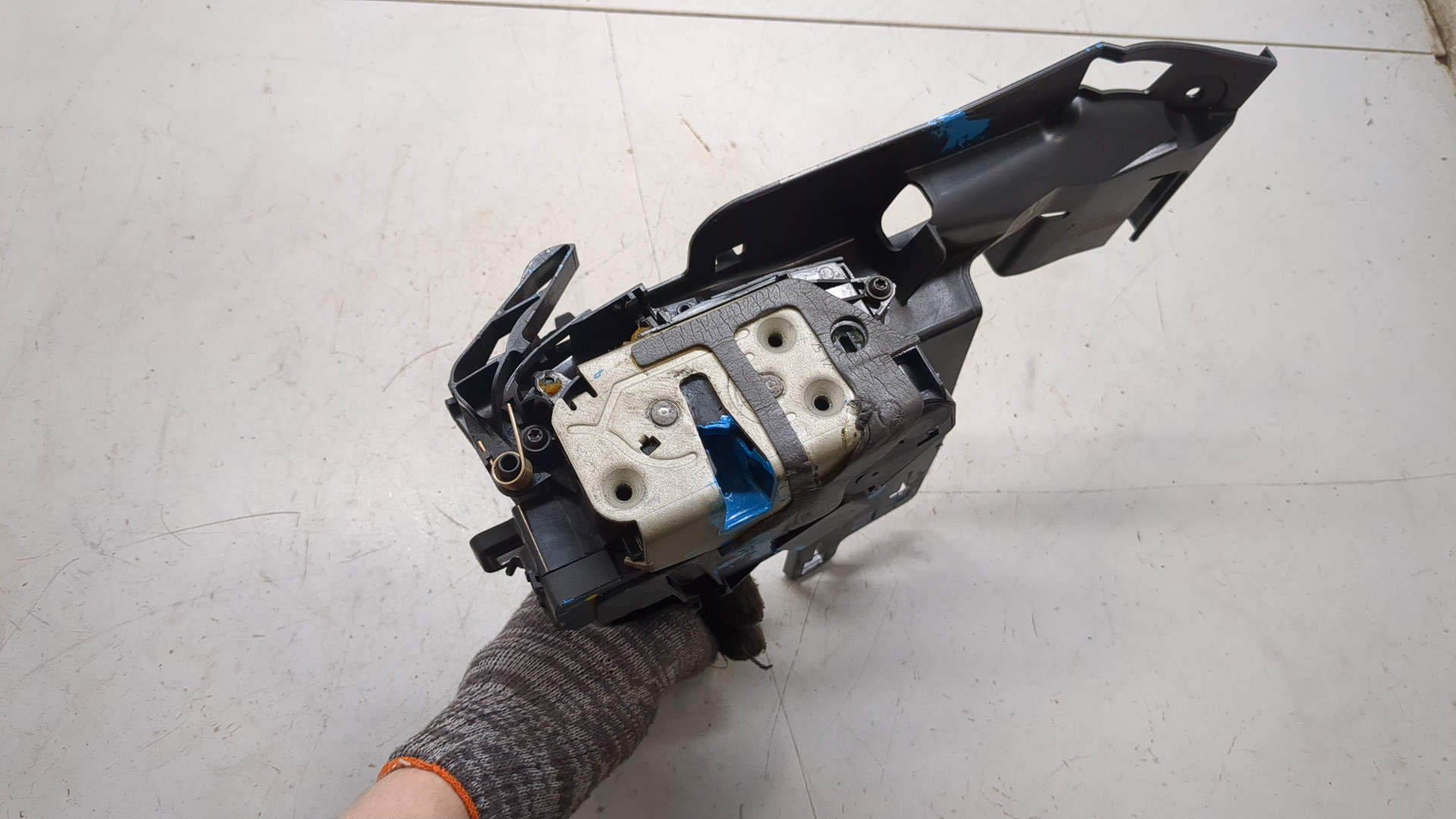 Замок двери передней левой