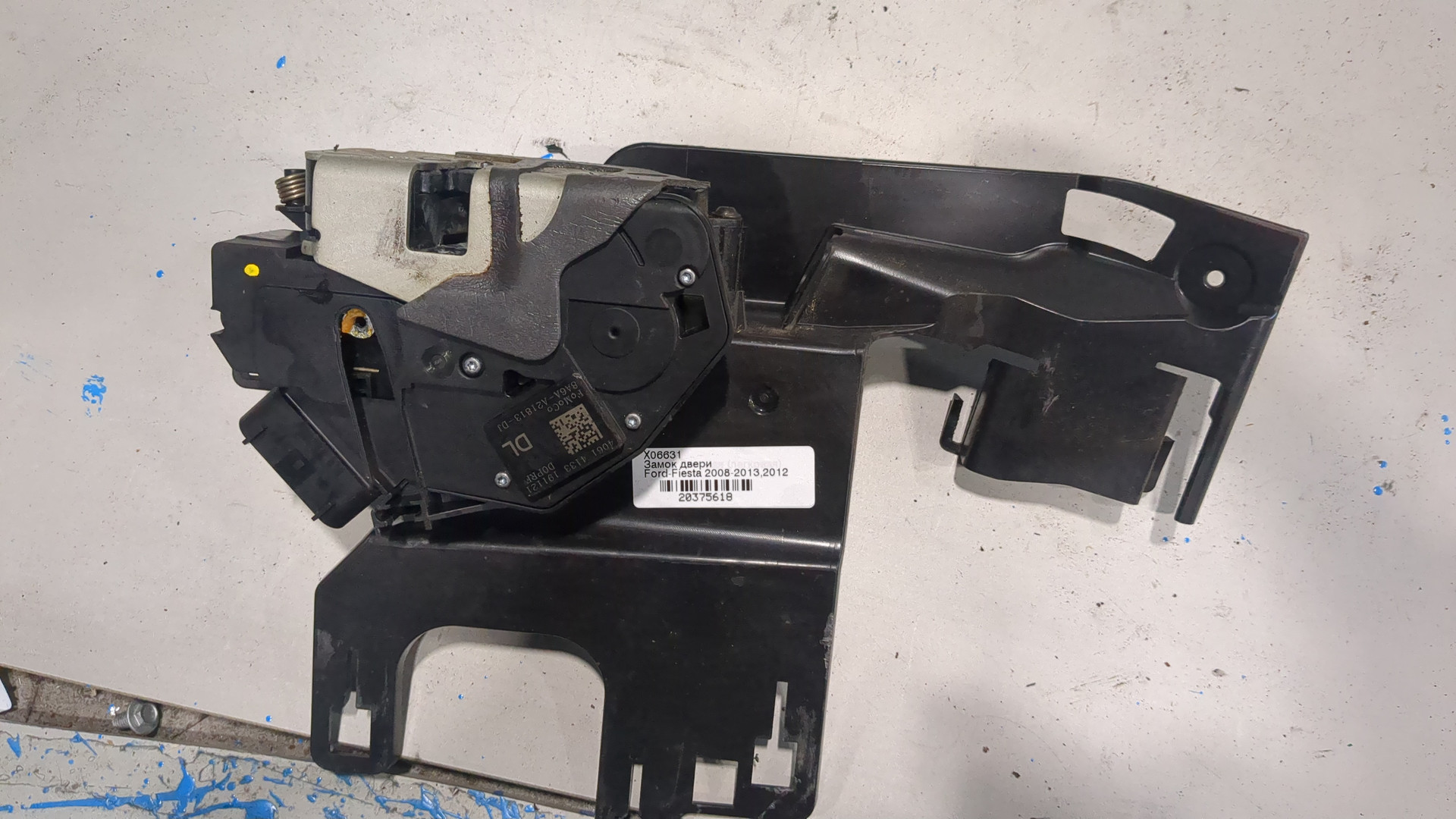 Замок двери передней левой