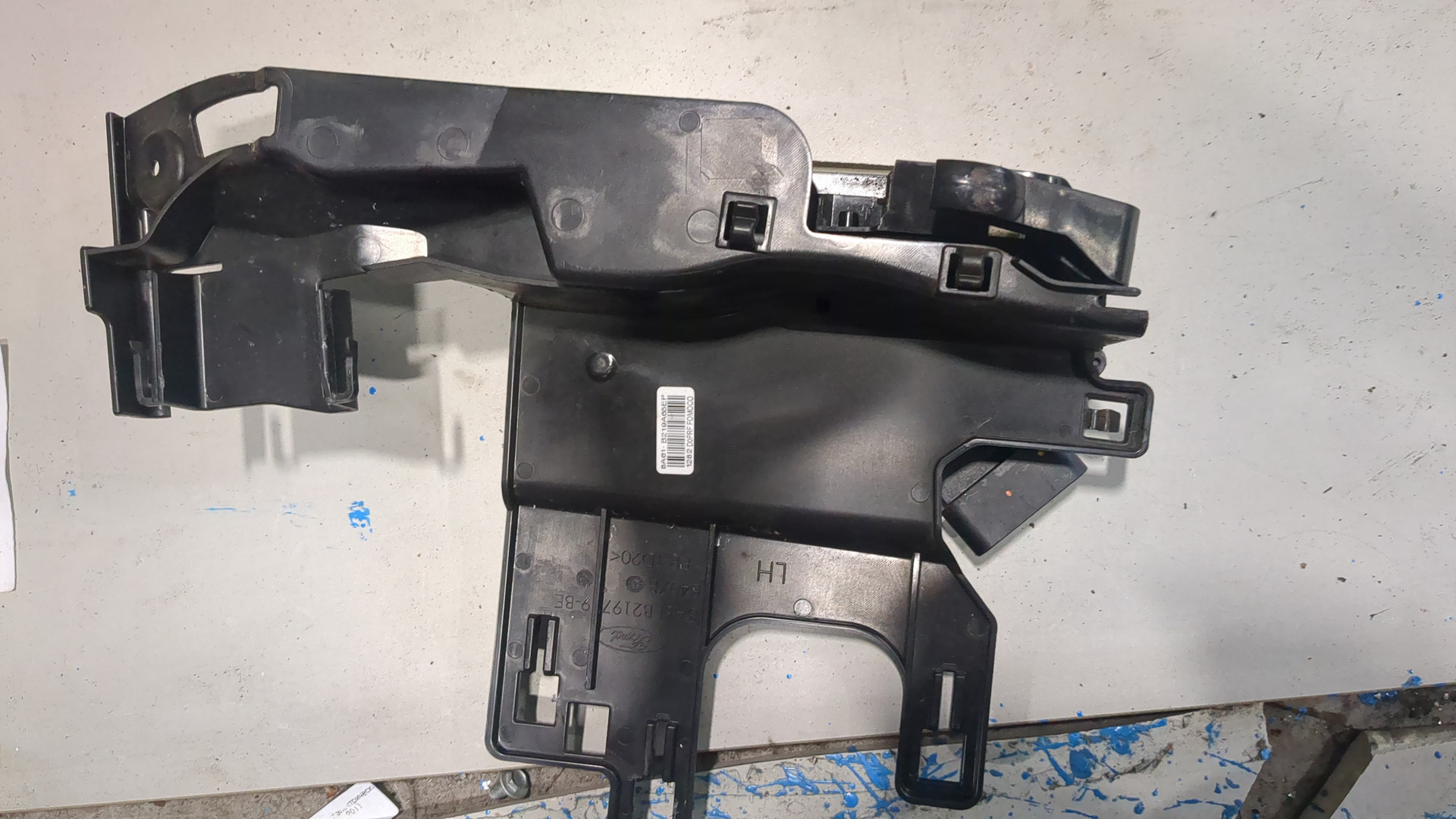 Замок двери передней левой