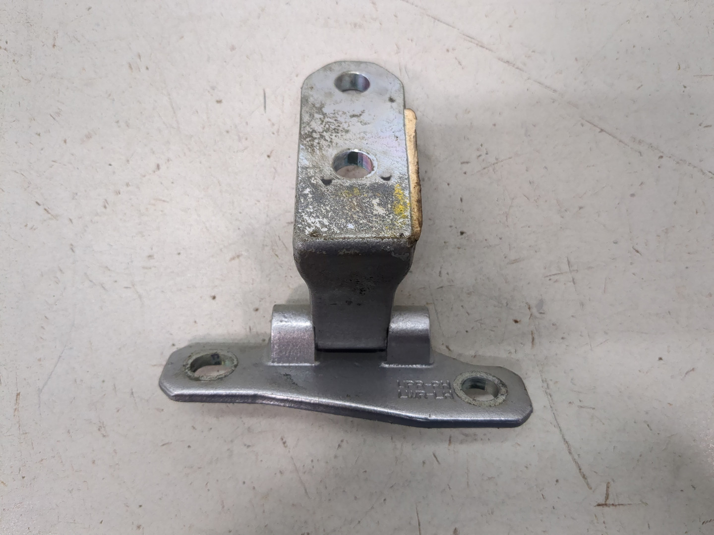 Петля двери