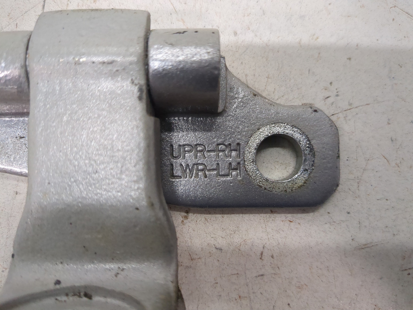 Петля двери