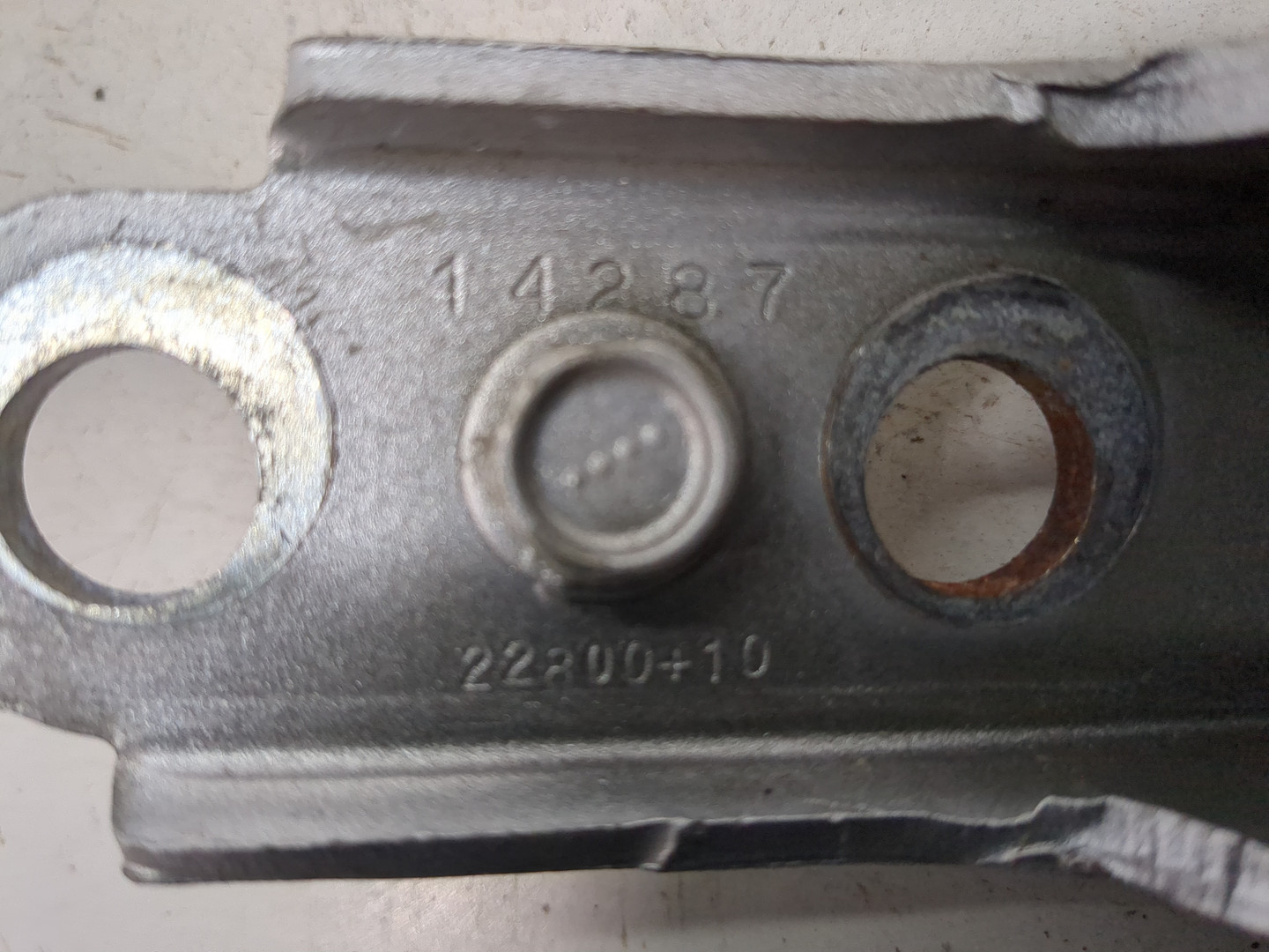 Петля двери