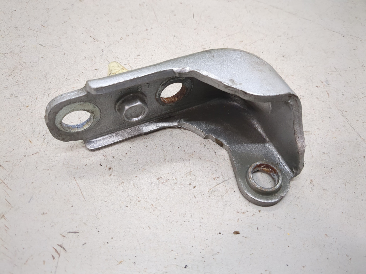 Петля двери