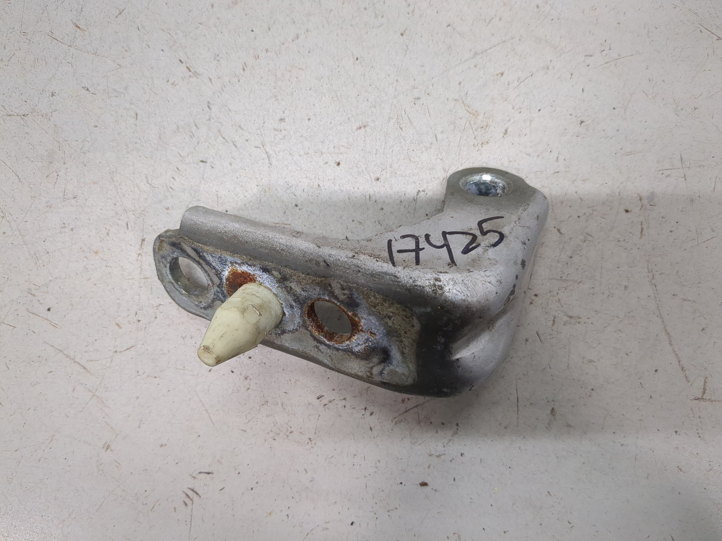 Петля двери