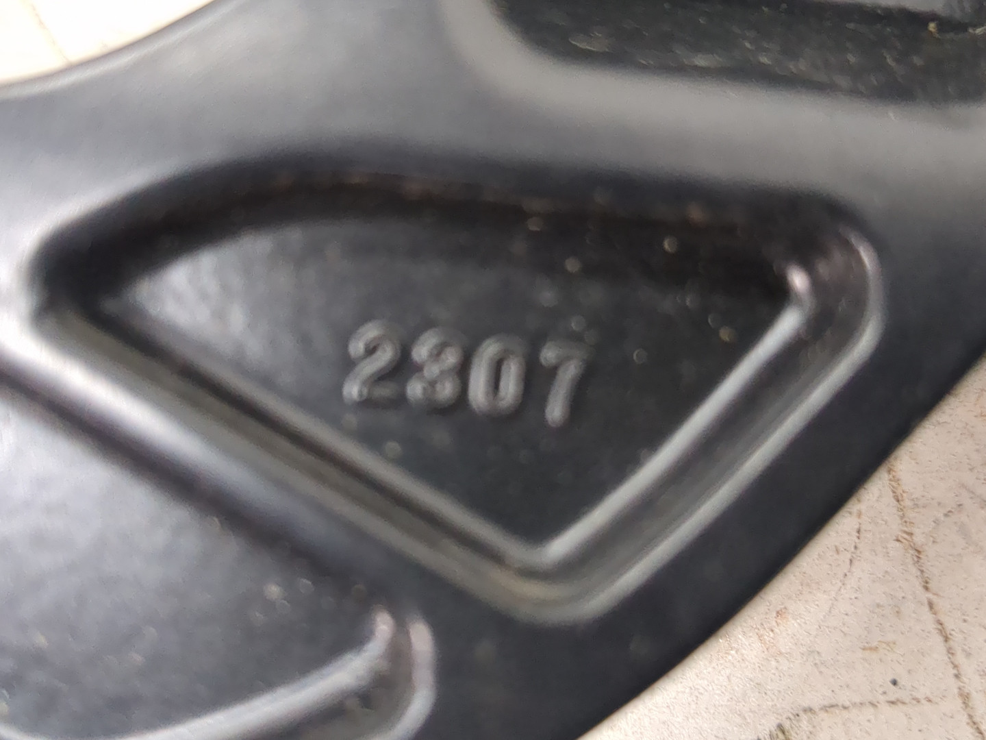 Поводок стеклоочистителя передний левый