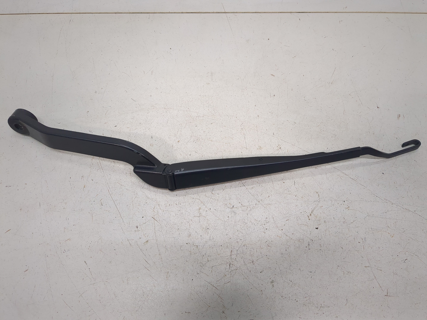 Поводок стеклоочистителя передний левый