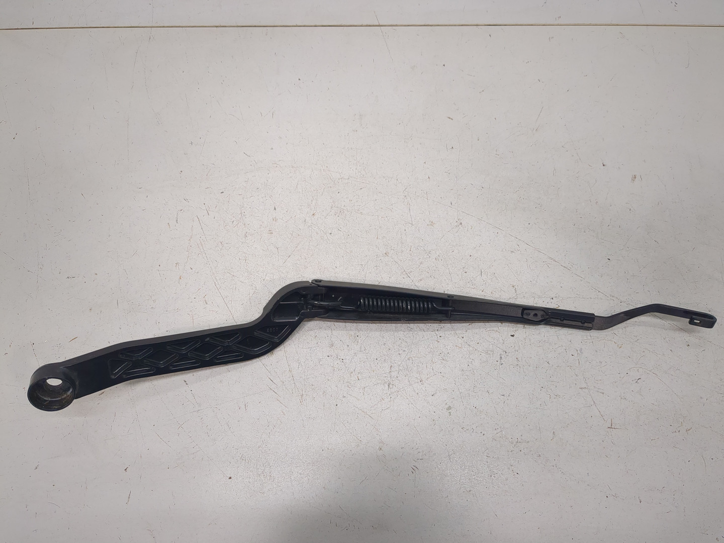 Поводок стеклоочистителя передний левый