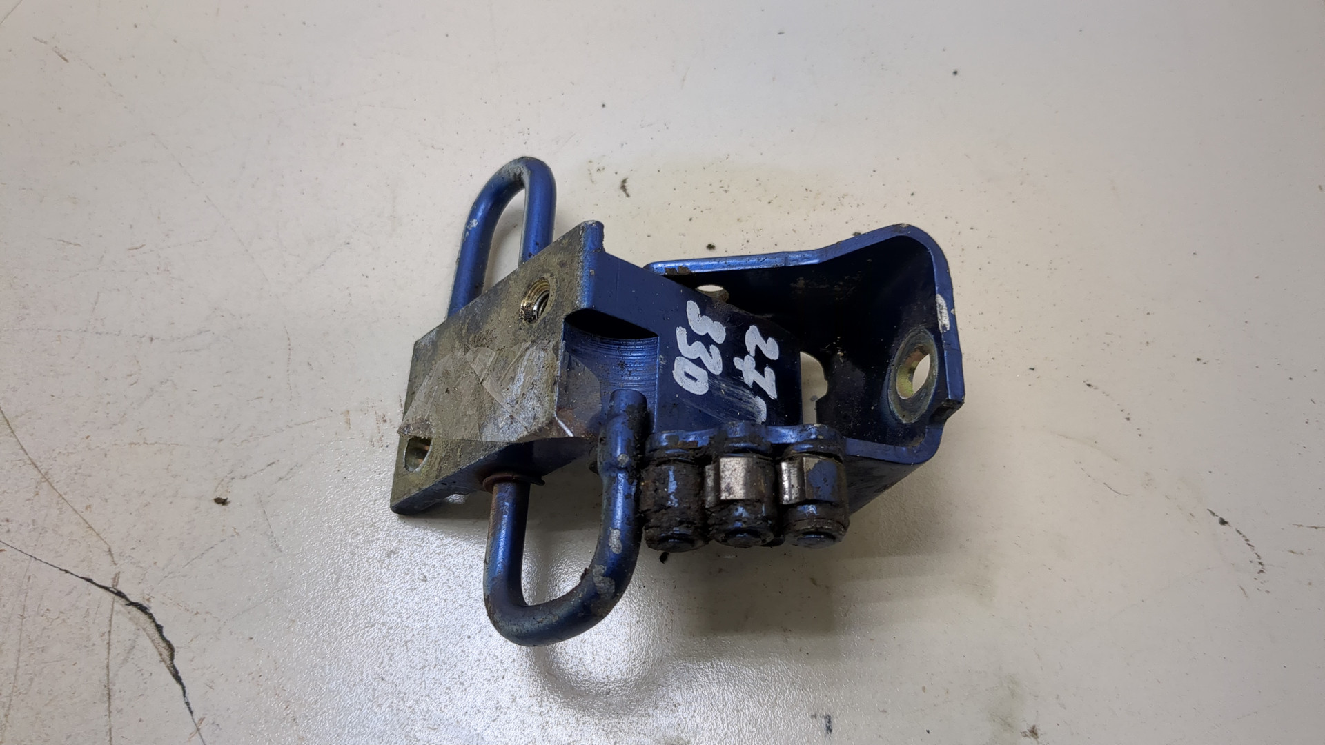 Петля двери