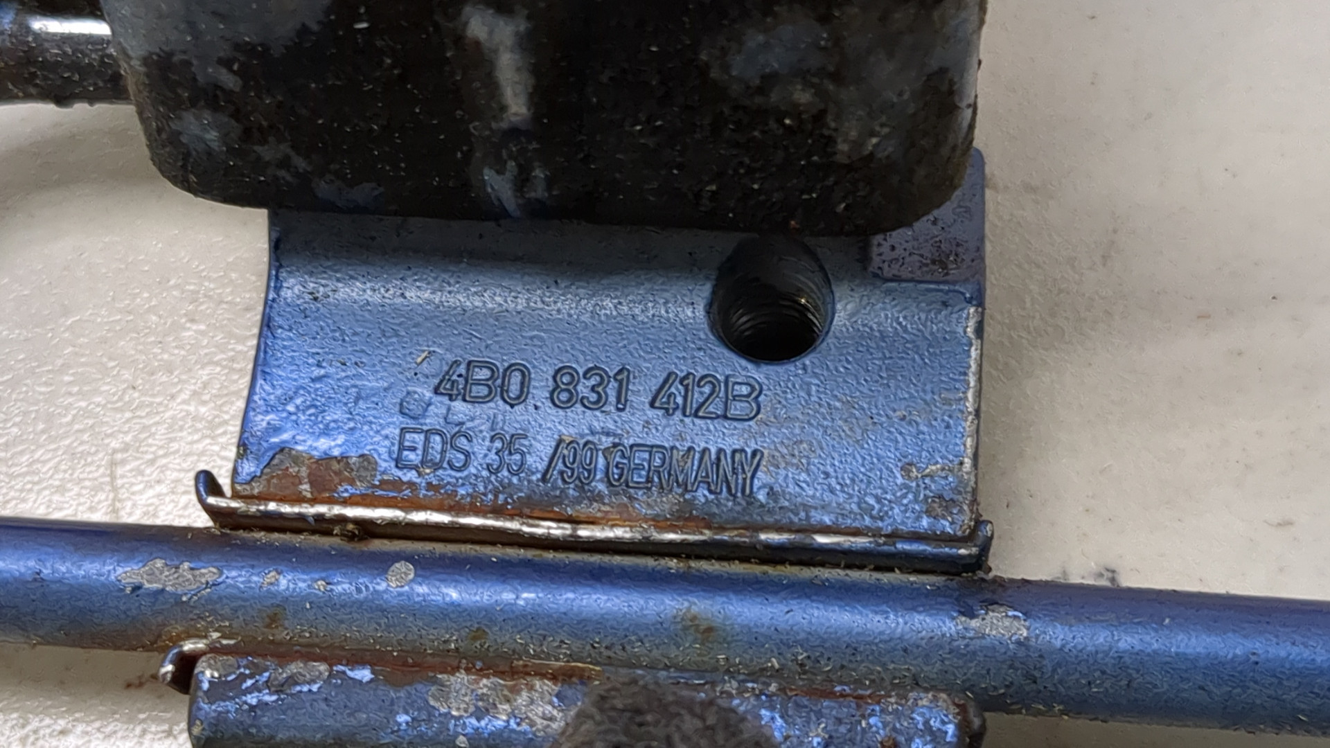 Петля двери