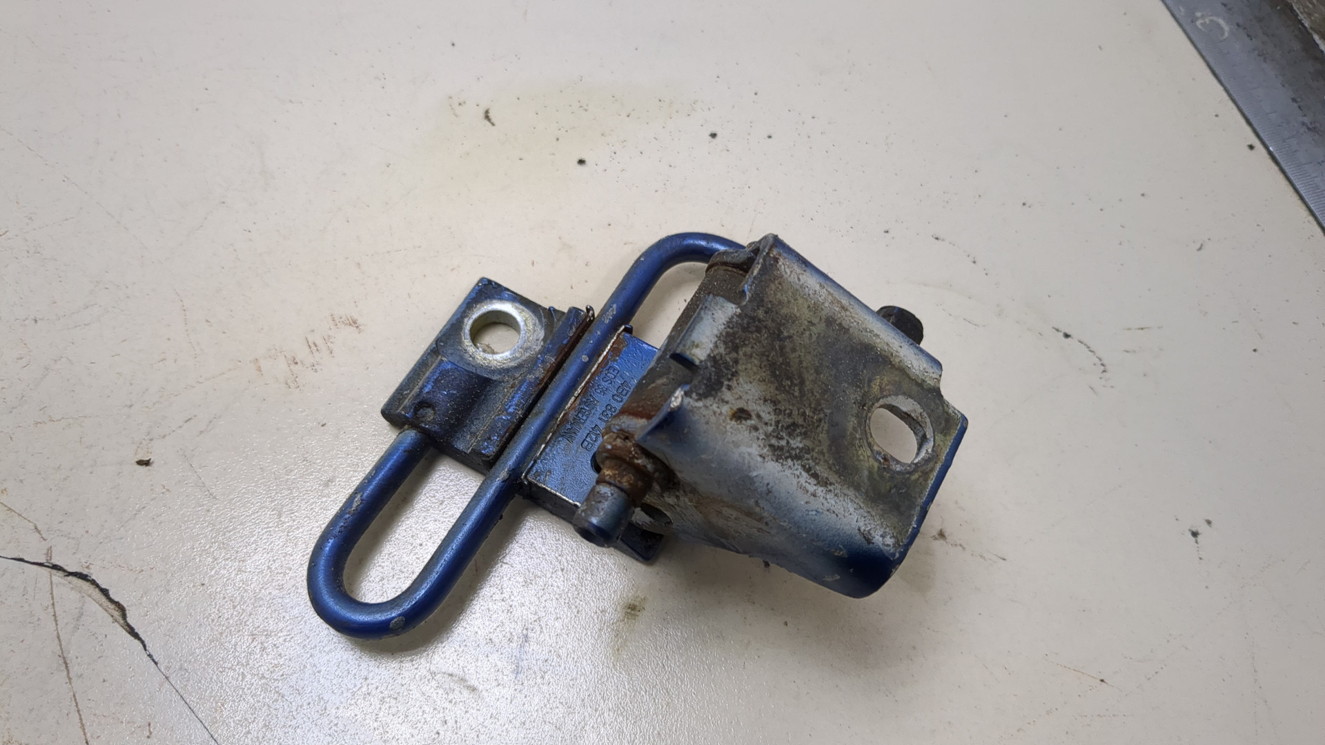 Петля двери