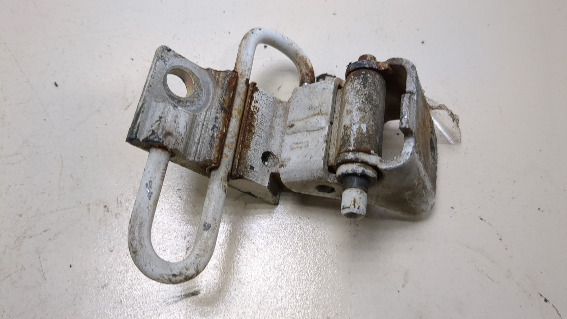 Петля двери