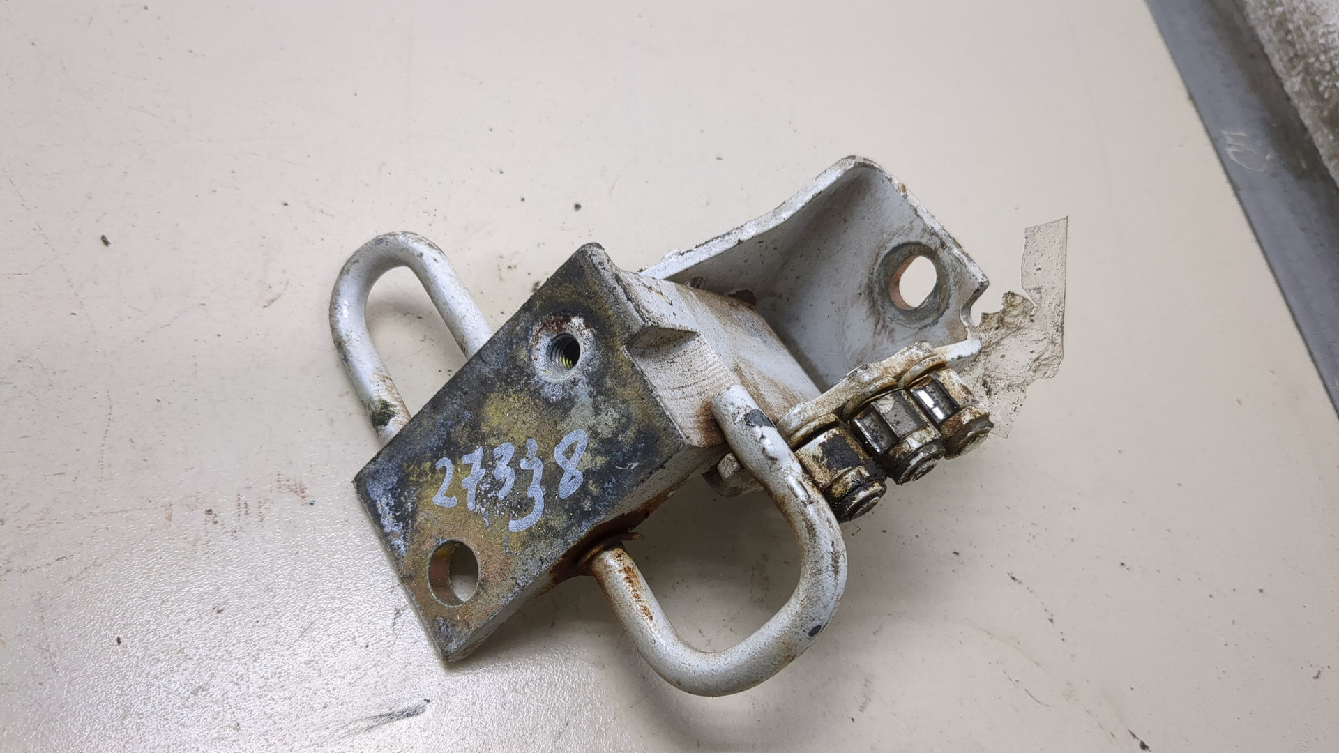 Петля двери