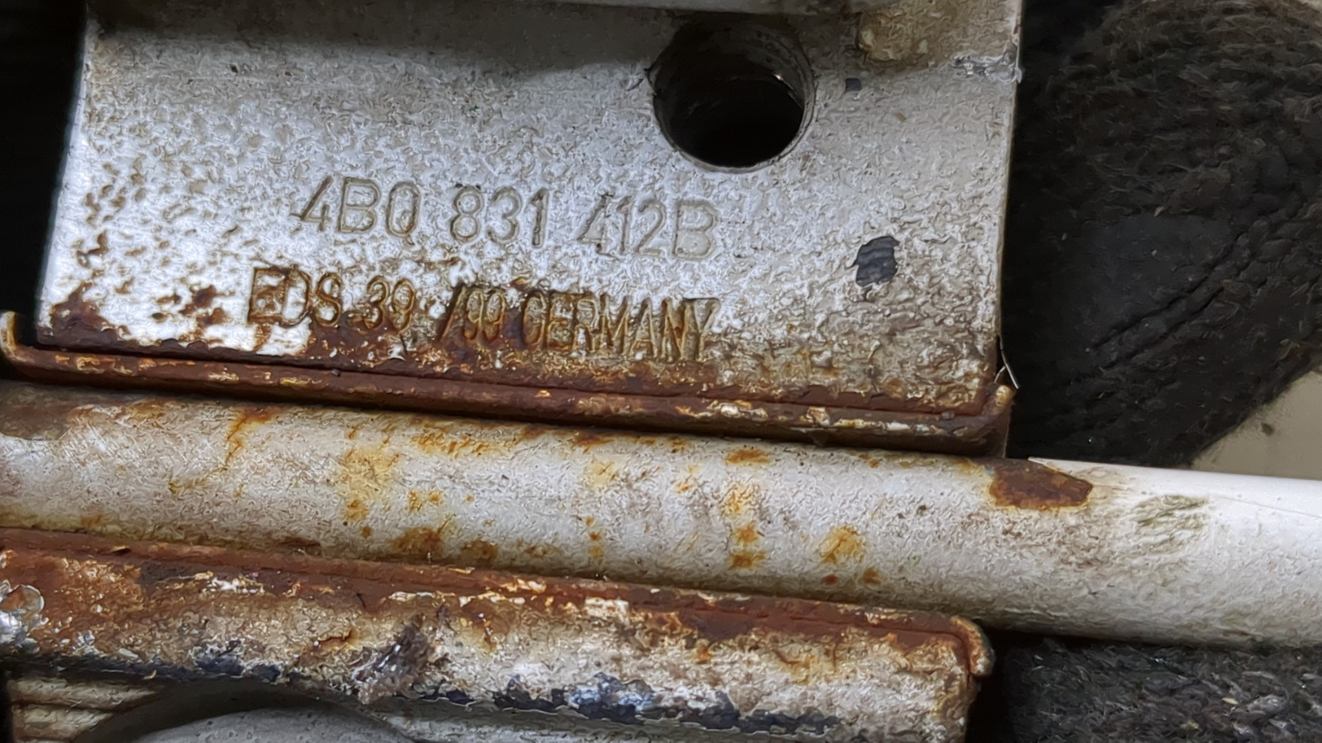 Петля двери