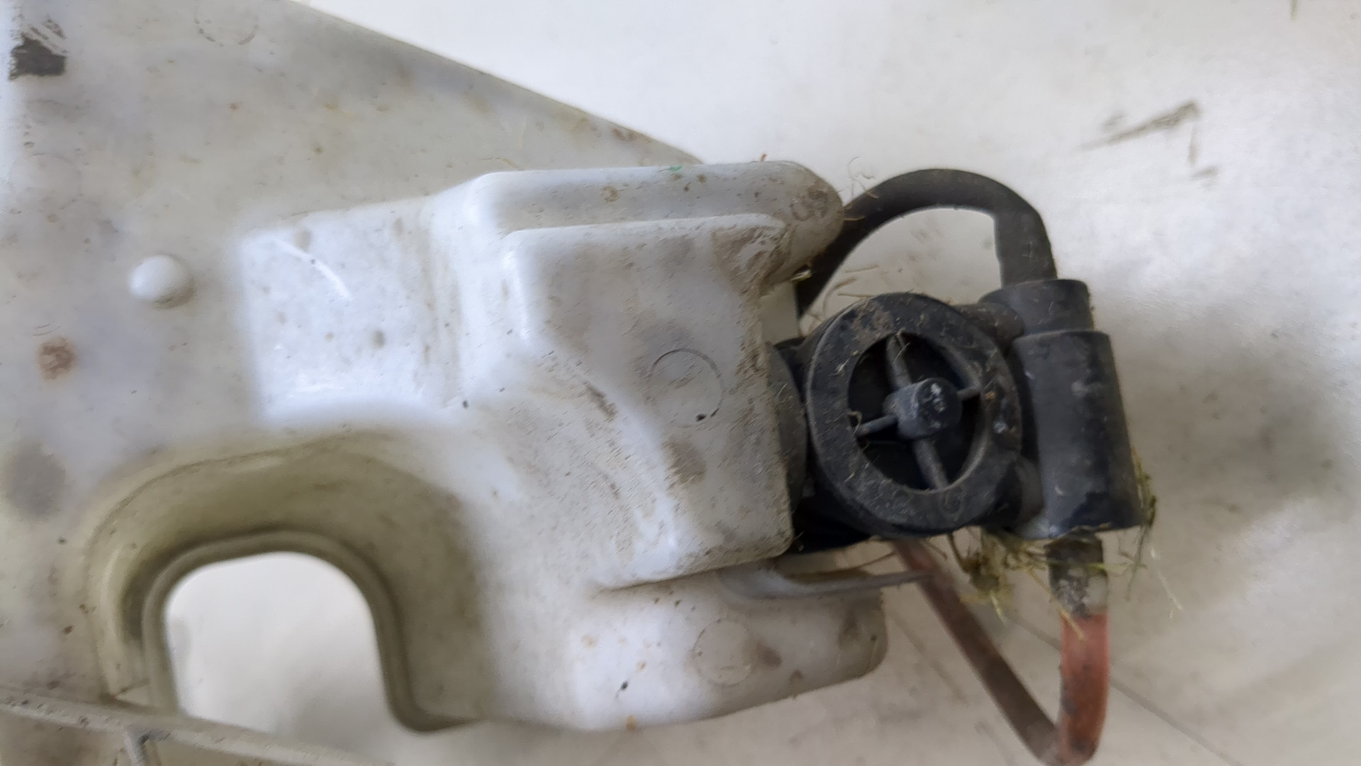 Бачок омывателя лобового стекла