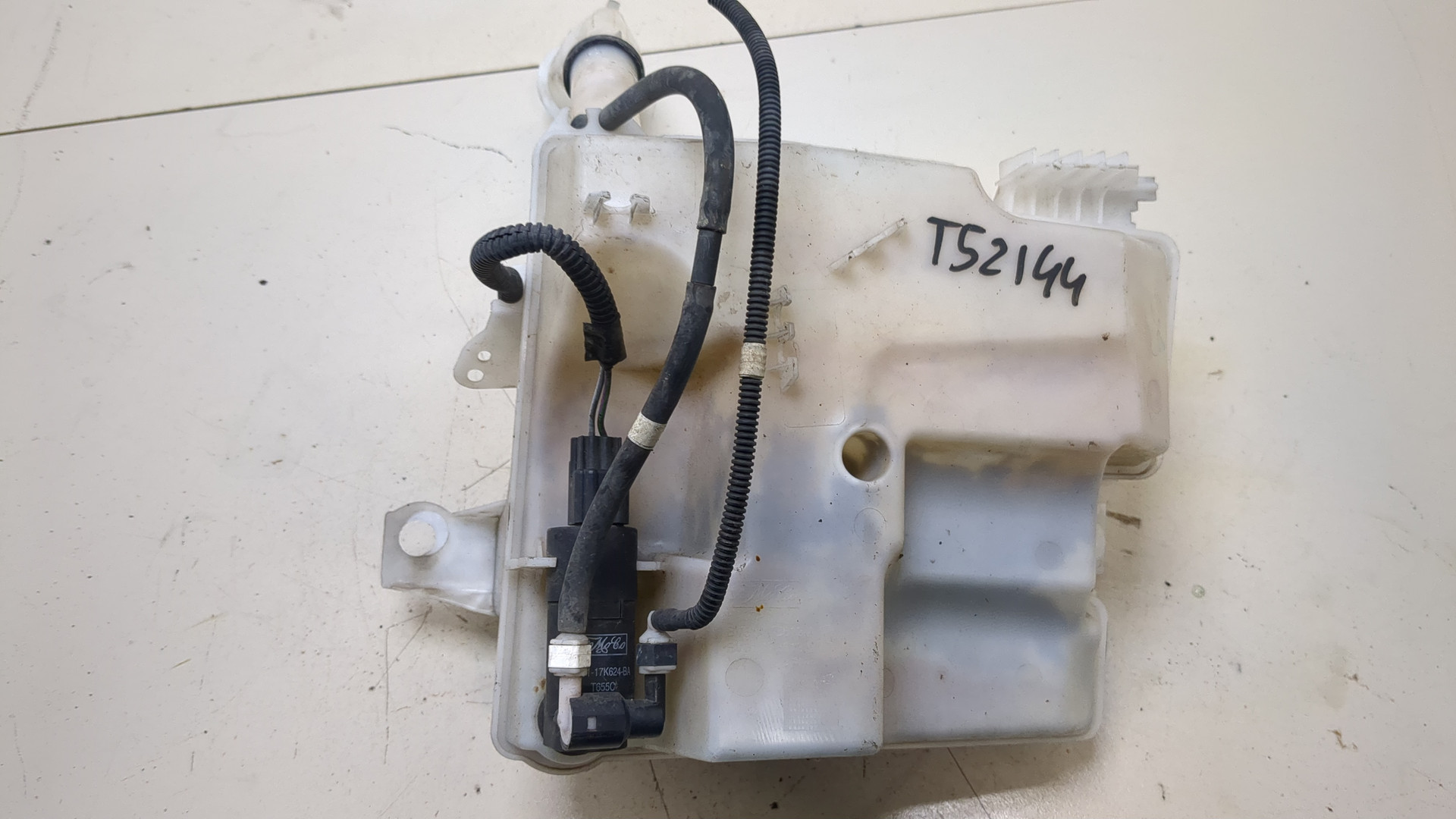 Бачок омывателя лобового стекла