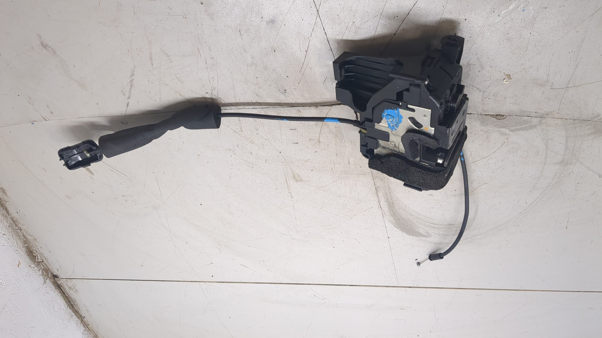 Замок двери передней левой