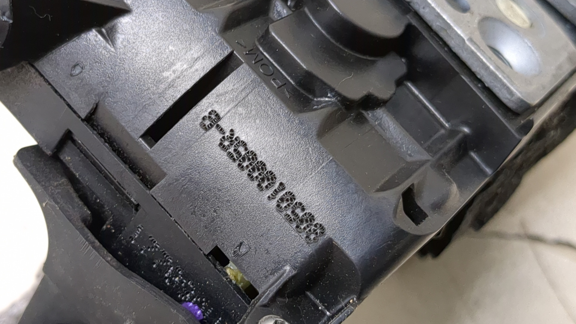 Замок двери передней левой