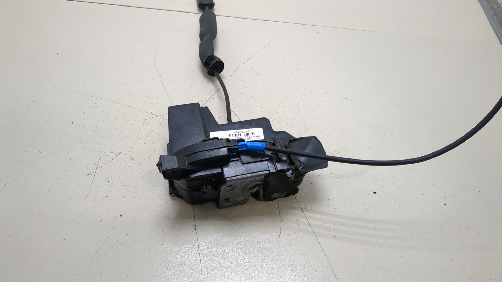 Замок двери передней левой