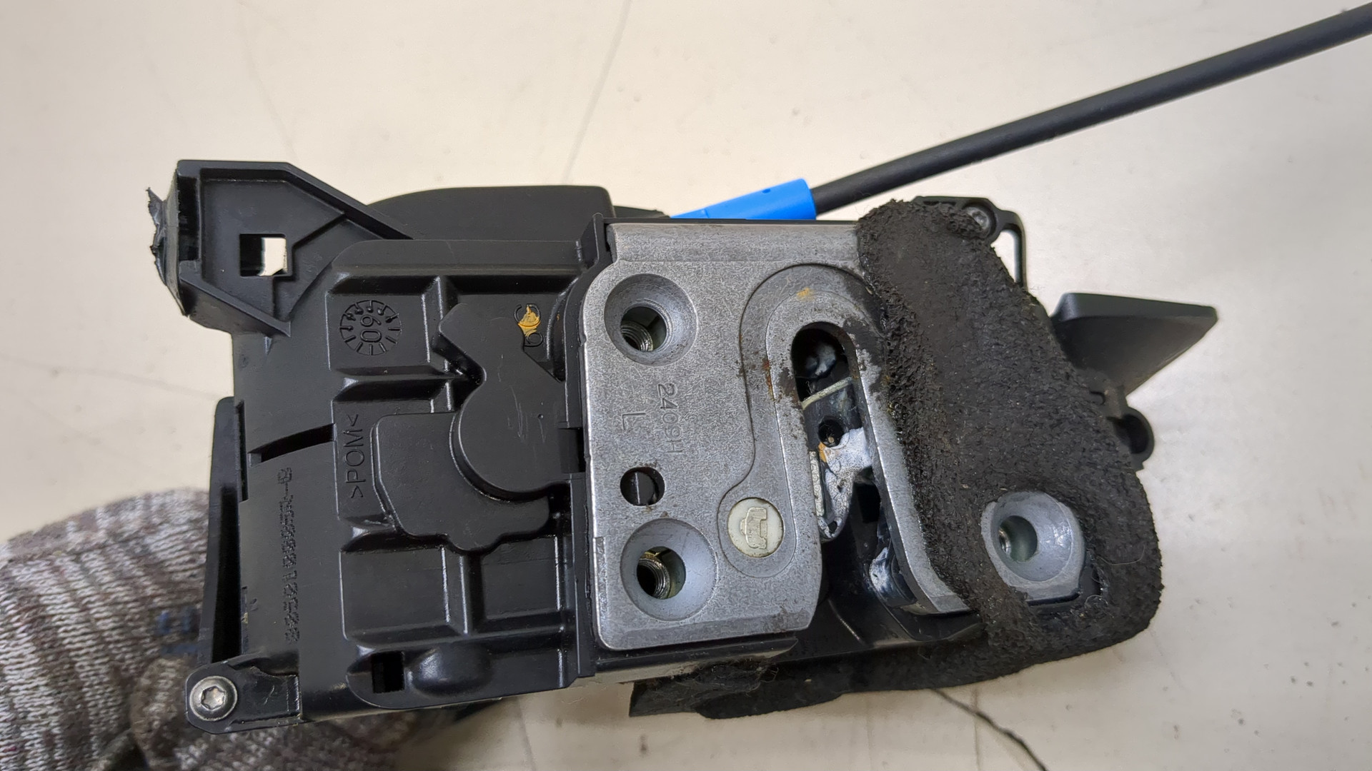 Замок двери передней левой