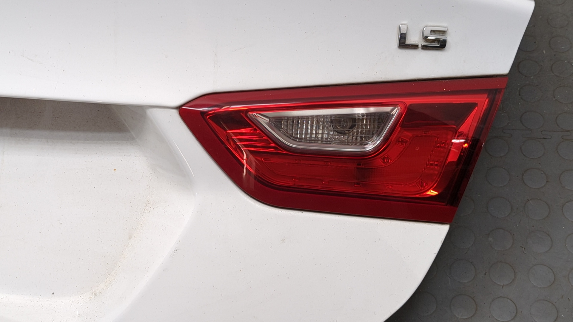 Дверь багажника