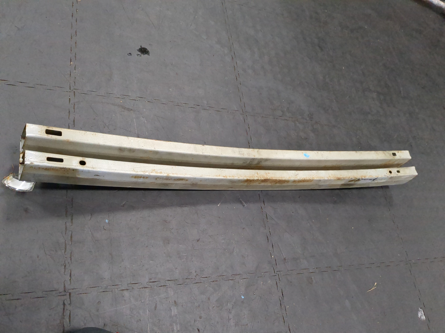 Усилитель переднего бампера