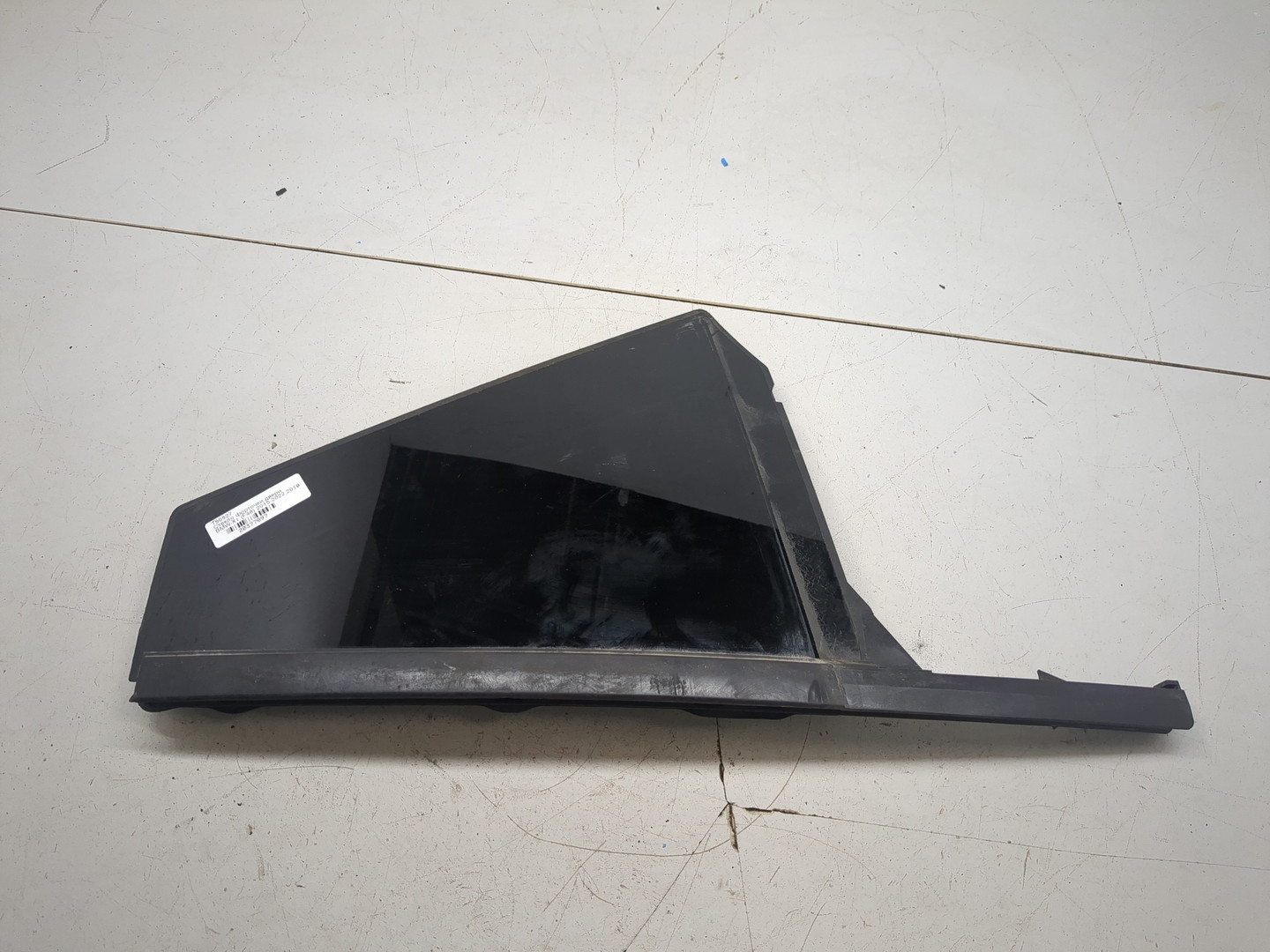 Стекло двери задней левой (форточка)