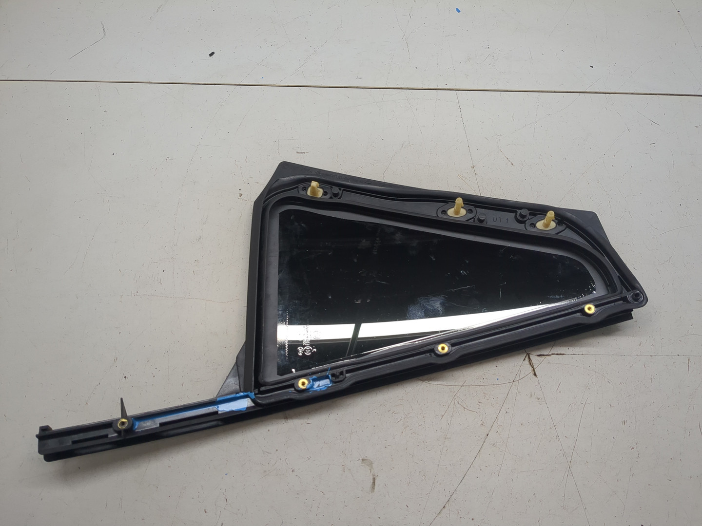 Стекло двери задней левой (форточка)