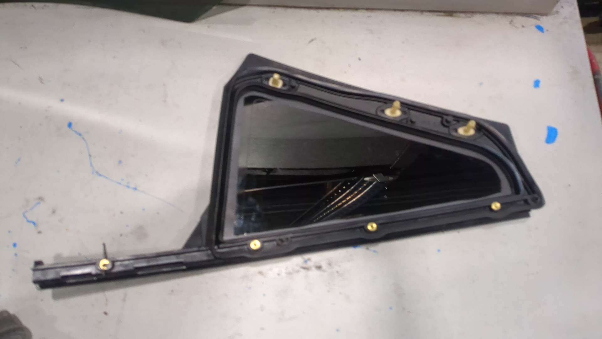 Стекло двери задней левой (форточка)