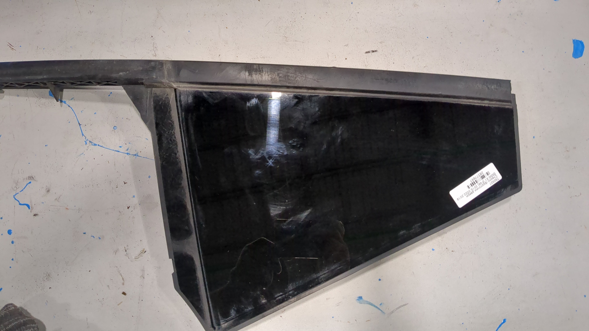 Стекло двери задней левой (форточка)