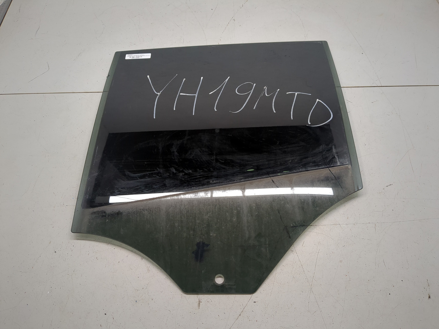 Стекло двери задней левой