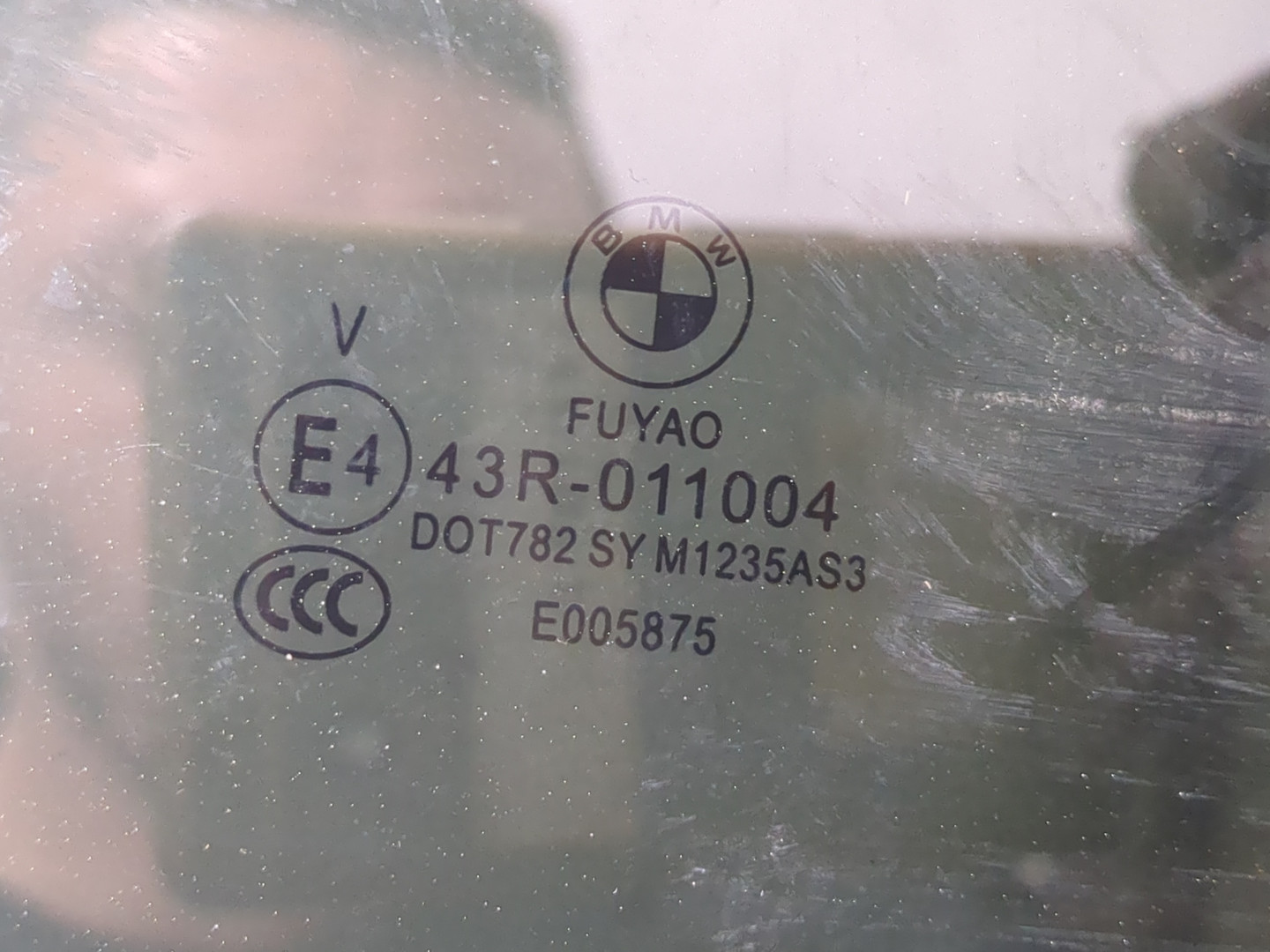 Стекло двери задней левой